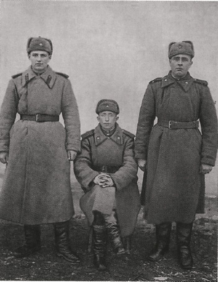 Фронтовые друзья. Слева – Иван Курощепов. 15 февраля 1945г.